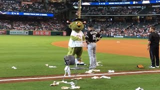 CWS@HOU: Beckham steals Orbit's laundry and tosses it