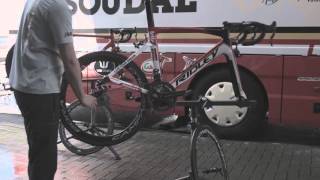 Soudal Soudabike Pro - Lotto Soudal mechanics demonstrate how to clean your bike like a pro