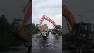 Dramatis! Evakuasi Truk Nyaris Terbalik #banjir #hujan #truk #jalanraya #shortsviral #excavator