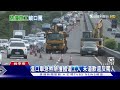 沒看路 國道工人猛揮紅旗 轎車最後急煞險撞 竟下車罵人｜tvbs新聞