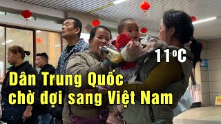 Dân Trung Quốc pha sữa, địu con theo để xách hàng sang Việt Nam giữa trời giá lạnh sau dịp Tết