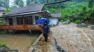 TIBA-TIBA HUJAN DI PEDESAAN DEKAT PESAWAHAN, SUASANA KAMPUNG YANG INDAH, SENYUM RAMAH WARGANYA