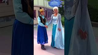 Anna \u0026 Elsa Hug #shortsvideo #frozen #anna #elsa #letitgo #disneyparade #youtubeshorts