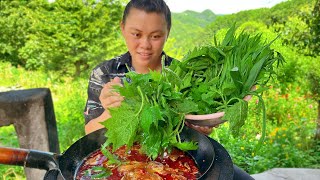 摘了很多藿麻和野菜，配上臘肉火鍋，直接把藿麻叶當飯吃真厲害Today had delicious wild vegetable hotpot