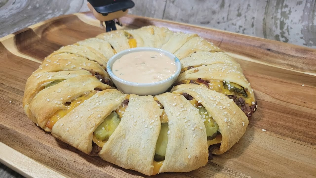 Awesome Bacon Cheeseburger Crescent Ring!! - YouTube