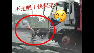 電單車手在暴雨下滑倒掉車，一輛巨大貨車迎面駛來，電單車手以驚人反應力脫險！