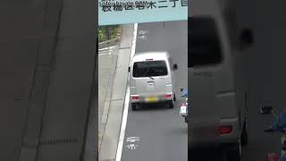 【ながら運転】携帯保持で捕まった違反者が全開の窓から腕を出し白バイに挑発的な態度！#shorts