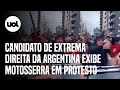 Javier Milei, candidato à presidência da Argentina, exibe motosserra e dólar gigante em protesto