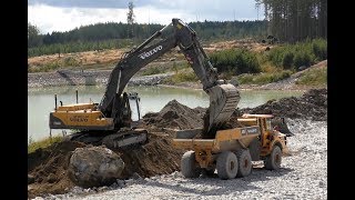 Volvo EC460BLC Loaing A Volvo A25G \u0026 Volvo A35E