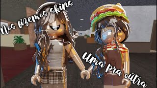 NOS FIZEMOS SKINS UMA PRA OUTRA E FIZEMOS 1V1 NO MM2 COM ELAS!