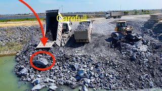 EP05,New project !Expertly move dirt from a 25ton dump truck into the water using a bulldozer.