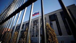 Более сотни российских дипломатов высылают на родину