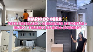 INSTALARAM OS TETOS 😍 | AS PORTAS CHEGARAM 😱 MURO QUASE PRONTO | TELHADO DA ÁREA GOURMET PRONTO 🚧