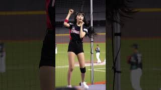 起亞虎女孩鄭嘉睿一邊應援一邊變身成小老虎 #baseball #棒球 #cheerleader #啦啦隊 #台湾野球 #台湾野球チア ​⁠#야구 #응원단 #fancam #shorts