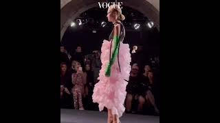 تحديث مجلة Vogue كوريا عبر الانستقرام بفيديو لـ شوقا من عرض أزياء Valentino الذي أقام في باريس