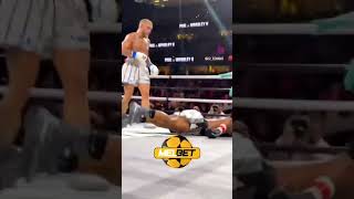 58 yaşındaki Mike Tyson'ın, Jake Paul'a karşı yere yıkıldığı an(öldü sandım😱☠️). Maçı kaybetti.