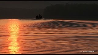 【北海道の絶景】　朱鞠内湖　青と赤の静寂　Silence of red and blue