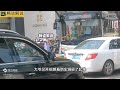 暴脾气老人怒砸公交车，警察来了都不害怕，结局悲催了