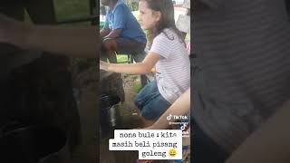 Aku sayang anak~anak bule yang mau jualan pinang di papua.