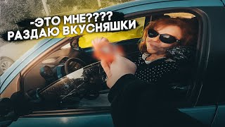 РАЗДАЮ ПОДАРКИ НА МОТОЦИКЛЕ ЛЮДЯМ | Поднимаем настроение прохожим