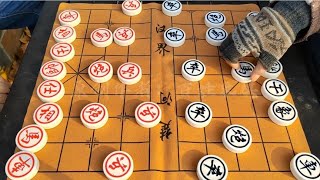 这棋真难受！面临重炮杀怎么解五金店老板棋摊盘大爷惨遭拿捏！【街边下象棋】