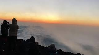 【絶景】みんなで富士山の頂上から初日の出を見たら想像以上に凄かった