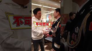 #黄渤 在春晚后台寻找神秘人！同为青岛老乡的两人唠了些什么？| CCTV春晚