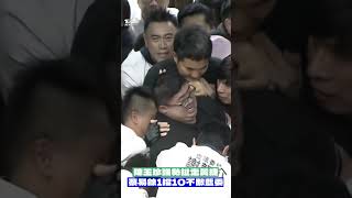 藍綠肉搏! 陳玉珍強勢扯走黃捷 蔡易餘「1擋10」不敵藍委｜TVBS新聞@TVBSNEWS01