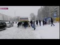 Снегопад. Пассажиры толкают автобус