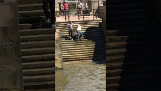 Slippery Steps on the Thames River || ViralHog