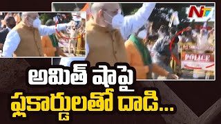 అమిత్ షాపై ఫ్లకార్డులు విసిరిన ఆగంతకులు | Protesters throw Placards on Amit Shah | Ntv