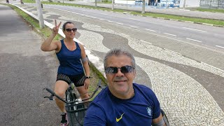 um role de bicicleta na avenida da praia