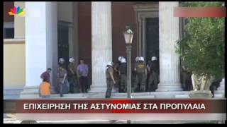 8.7.13-Προπηλάκισαν τον Δήμαρχο Αθηναίων ενώ αποχωρούσε από τη συνεδρίαση της ΚΕΔΕ