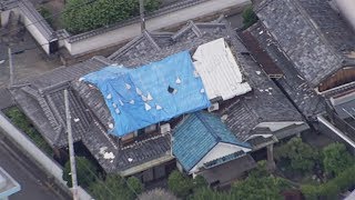 滞る修理、屋根に残るブルーシート　大阪北部地震から１年