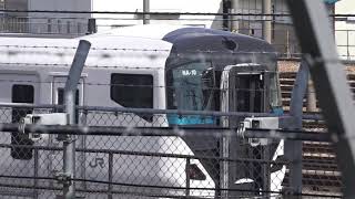 E257系2000番台NA-10編成、改造中のE257系2000番台NA-11編成と2編成の「踊り子」仕様車両が居る、長野総合車両センター。