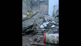 Kilis’te Yavuz Sultan Selim mahallesinde depremde yıkılan binanın enkazında çalışmalar sürüyor