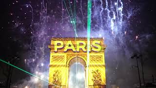 Spektakl światła i dźwięku na fasadzie Łuku Triumfalnego w Paryżu , na powitanie Nowego Roku