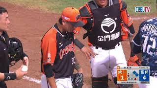 08/06 統一 VS 富邦 八局下，李宗賢遭觸身球擊中頭部，由辛元旭上場代跑