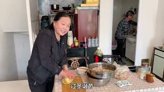 妈妈教大家做山西油炸糕，再配上大烩菜真香，二姐夫因为啥偷笑了