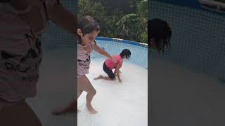 limpando a piscina e brincando na piscina vazia 😄🤪