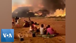 Tourists Shelter on Beaches from Australia Bushfire