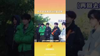 【TNT时代少年团 】传下去张真源认识蕾哈娜 我勒个无中生友，传下去张真源居然认识蕾哈娜！#马嘉祺#丁程鑫#宋亚轩#刘耀文#张真源#严浩翔#贺峻霖#时代少年团#日常系列VLOG《时代顶呱呱》EP01