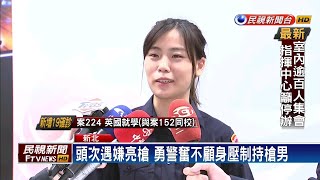 不滿後車按喇叭 小黃乘客亮槍 即遭女警制伏－民視新聞