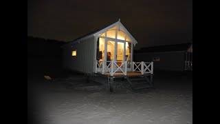 Haagse Strandhuisjes maart 2024, pal aan de zee en het strand als voortuin.