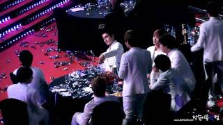 [HD] 101209 Super Junior cheering each other at Golden Disk Awards