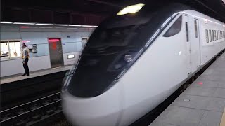 120次潮州發車開往七堵的觀光特仕版EMU3000型十二輛編組EMU3024皮蛋豆腐騰雲號四色彩色新城際自強號列車，和1211次基隆發車開往新竹的銀綠色微笑號EMU900型十輛一編組EMU930區間車