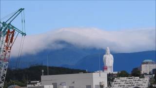 仙台大観音の背後、山を流れ下る雲 2016-08-21 Sendai Daikannon and Clouds