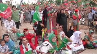 Pakistan: i manifestanti decisi a mettere il premier Sharif con le spalle al muro