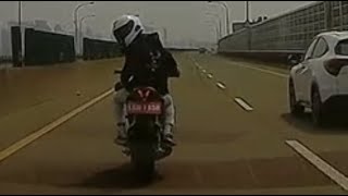 互相控訴逼車，重機摔車倒地（要看完）（開聲音）