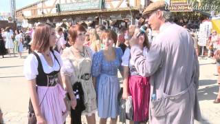 Hausmeister Fritz Paluschke trifft 5 Mädels aus Augsburg mit Wiesn Gaudi TV / Oktoberfest 2011